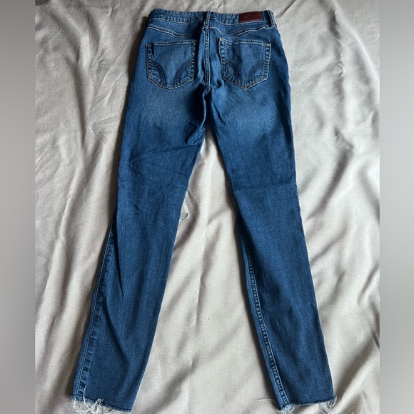 EUC Hollister women’s jeans, size 5, high rise super skinny distressed - Picture 3 of 4